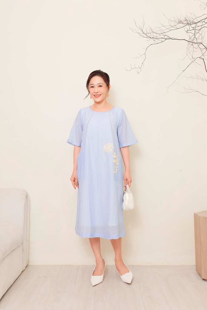 Đầm Chất Liệu Tơ Dập Ly Phom Suông Tay Ngắn Thêu Swanlake - D11705LW01