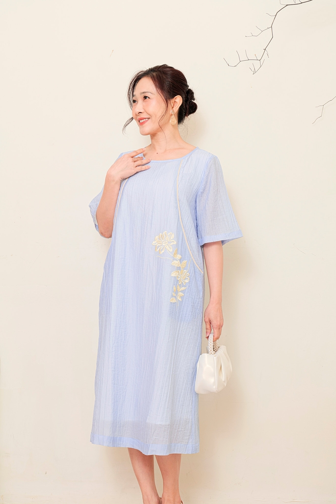 Đầm Chất Liệu Tơ Dập Ly Phom Suông Tay Ngắn Thêu Swanlake - D11705LW01