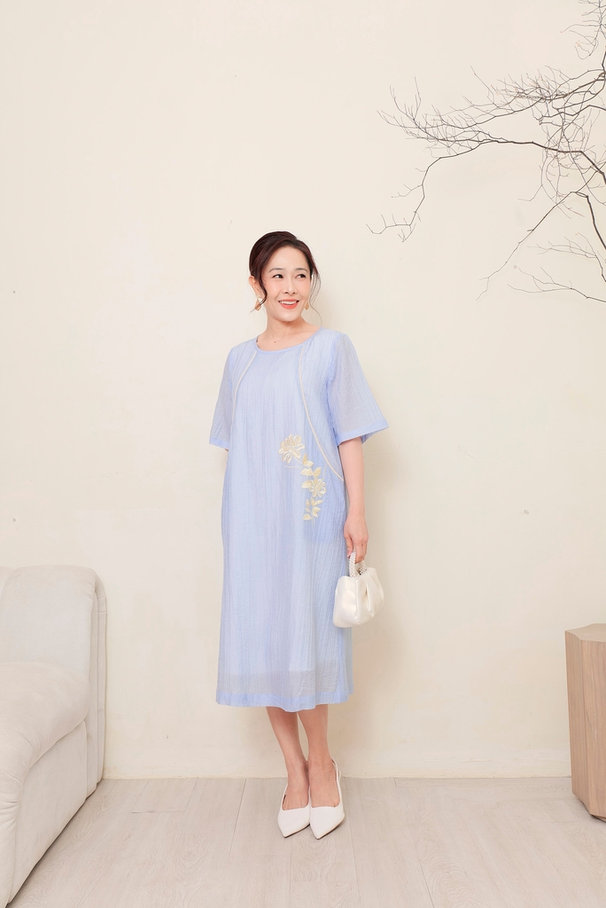 Đầm Chất Liệu Tơ Dập Ly Phom Suông Tay Ngắn Thêu Swanlake - D11705LW01