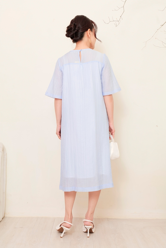 Đầm Chất Liệu Tơ Dập Ly Phom Suông Tay Ngắn Thêu Swanlake - D11705LW01