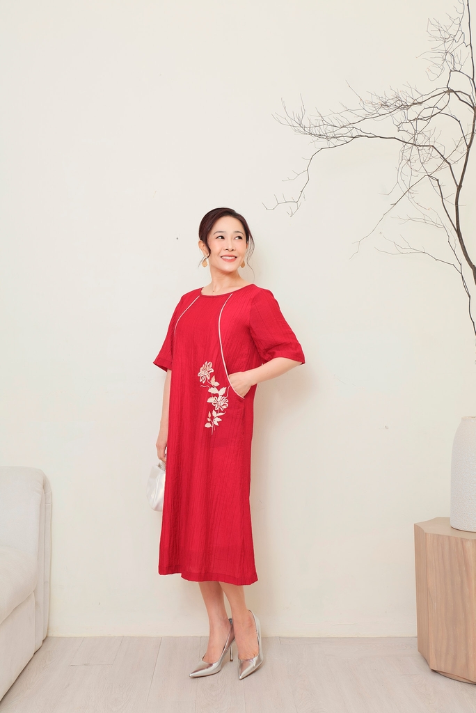 Đầm Chất Liệu Tơ Dập Ly Phom Suông Tay Ngắn Thêu Swanlake - D11705LW01