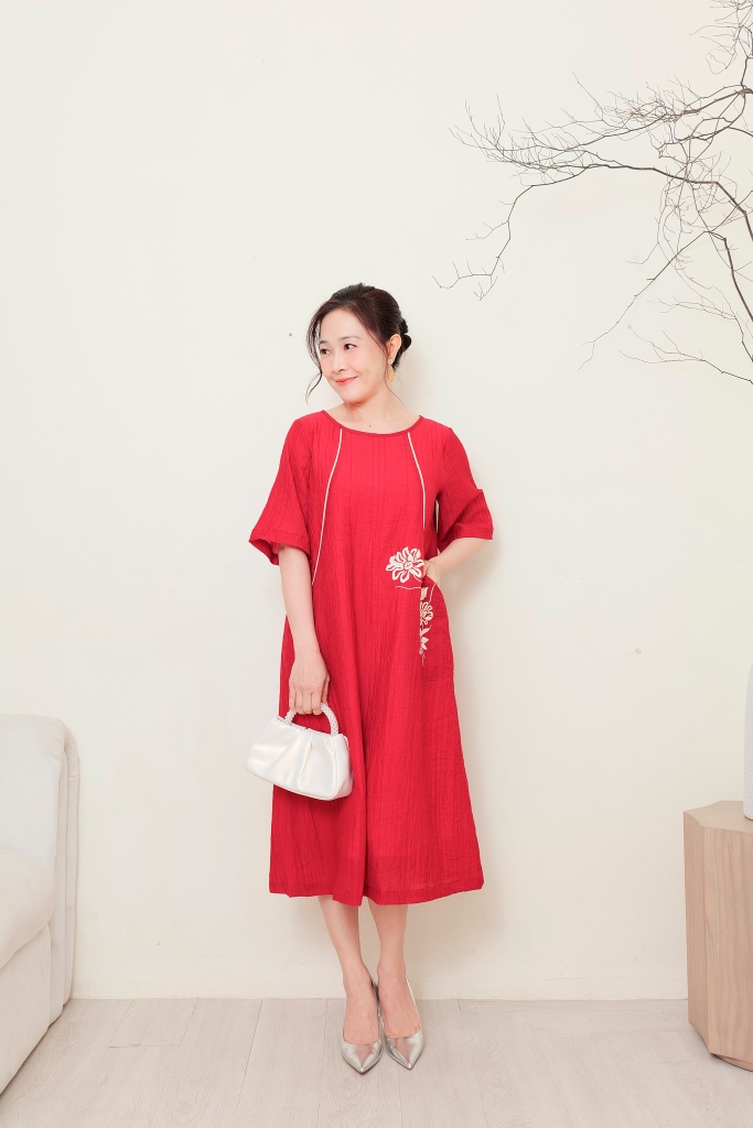 Đầm Chất Liệu Tơ Dập Ly Phom Suông Tay Ngắn Thêu Swanlake - D11705LW01