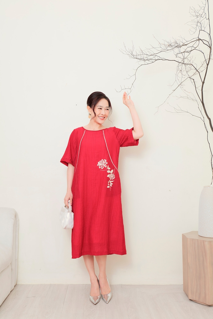 Đầm Chất Liệu Tơ Dập Ly Phom Suông Tay Ngắn Thêu Swanlake - D11705LW01