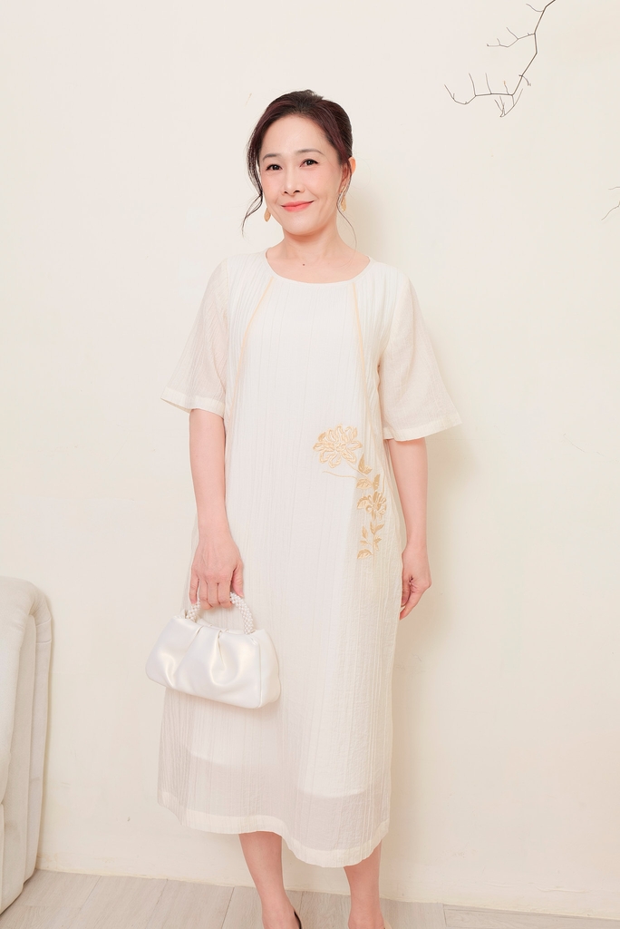 Đầm Chất Liệu Tơ Dập Ly Phom Suông Tay Ngắn Thêu Swanlake - D11705LW01