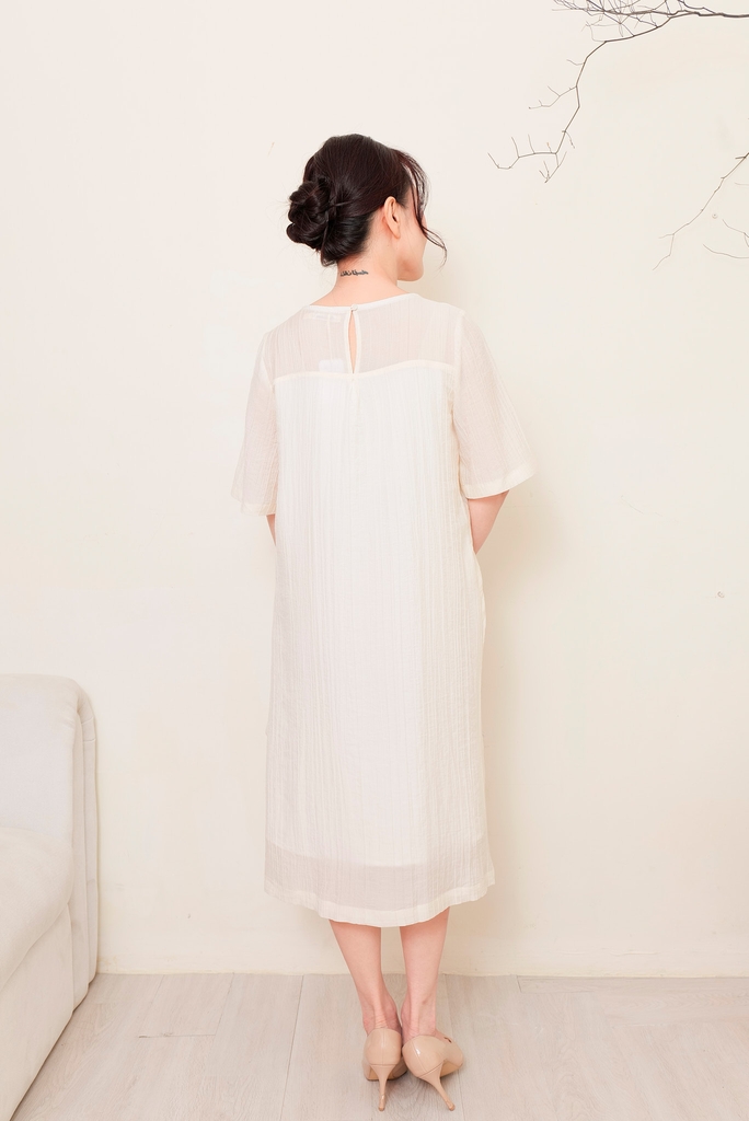 Đầm Chất Liệu Tơ Dập Ly Phom Suông Tay Ngắn Thêu Swanlake - D11705LW01