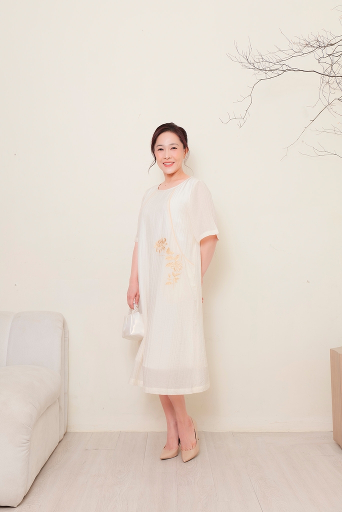 Đầm Chất Liệu Tơ Dập Ly Phom Suông Tay Ngắn Thêu Swanlake - D11705LW01