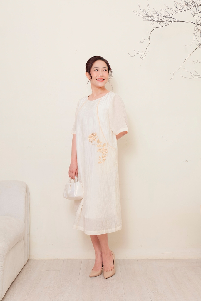 Đầm Chất Liệu Tơ Dập Ly Phom Suông Tay Ngắn Thêu Swanlake - D11705LW01