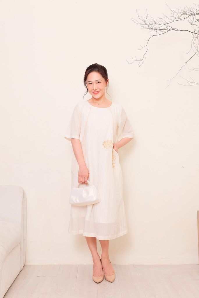 Đầm Chất Liệu Tơ Dập Ly Phom Suông Tay Ngắn Thêu Swanlake - D11705LW01