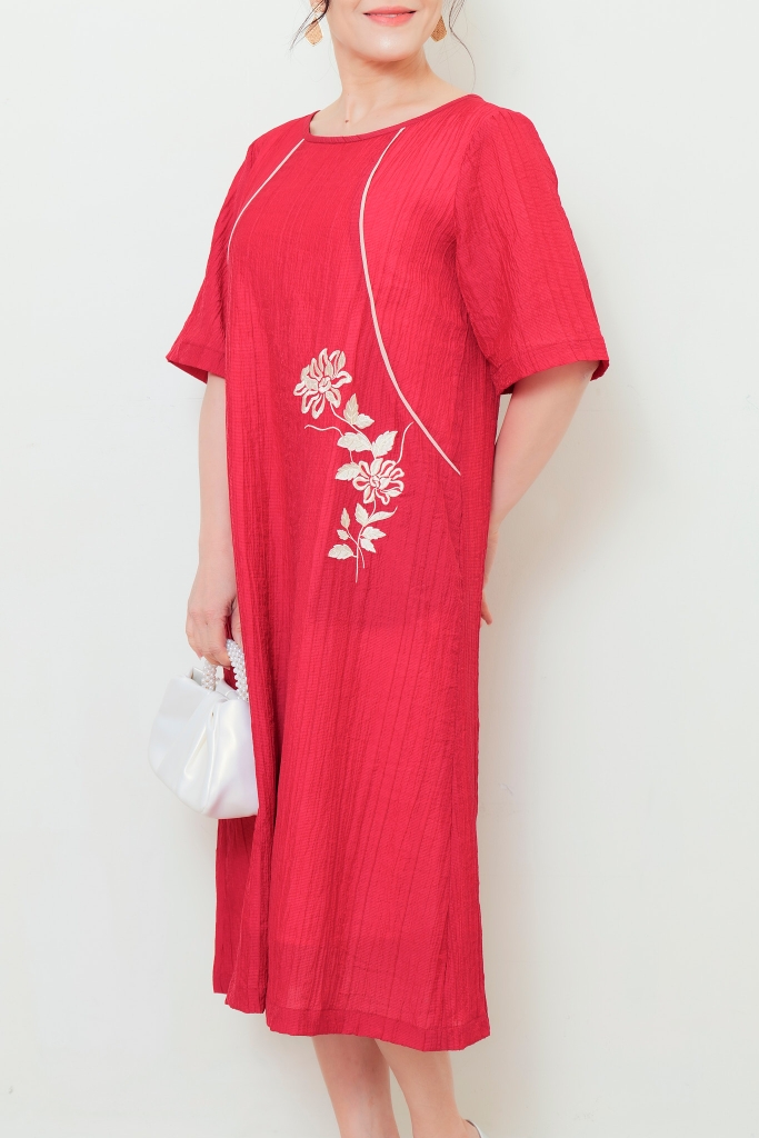 Đầm Chất Liệu Tơ Dập Ly Phom Suông Tay Ngắn Thêu Swanlake - D11705LW01