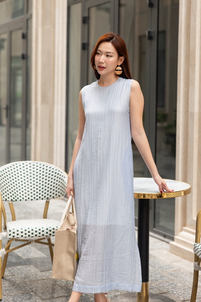 Đầm Suông sát Nách Cổ Tròn Tơ Dập Ly Xanh trời Swanlake - D11719LW01