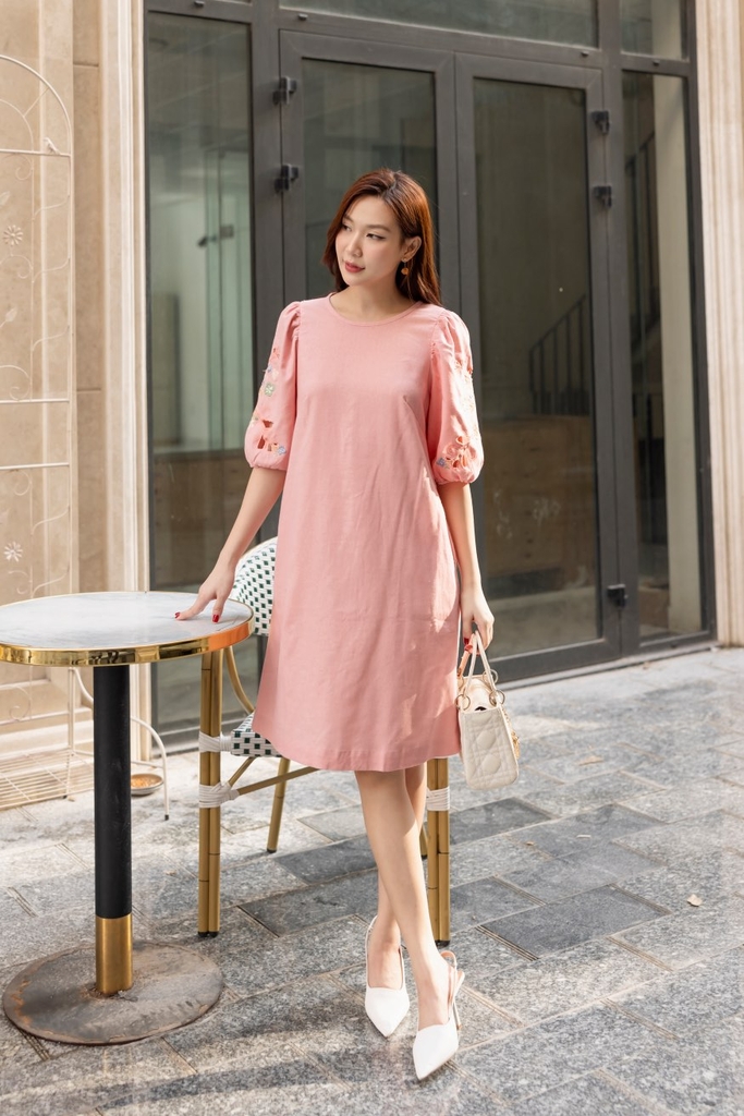 Đầm Linen Thêu 2 Bên cánh Tay Swanlake - D11725LW01