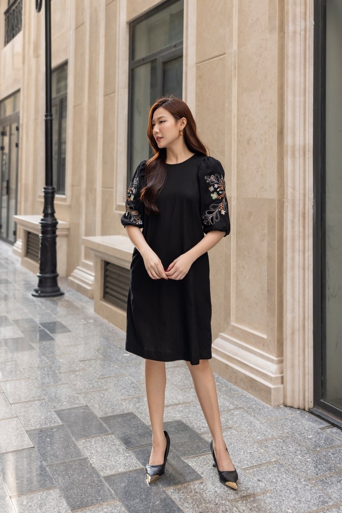 Đầm Linen Thêu 2 Bên cánh Tay Swanlake - D11725LW01