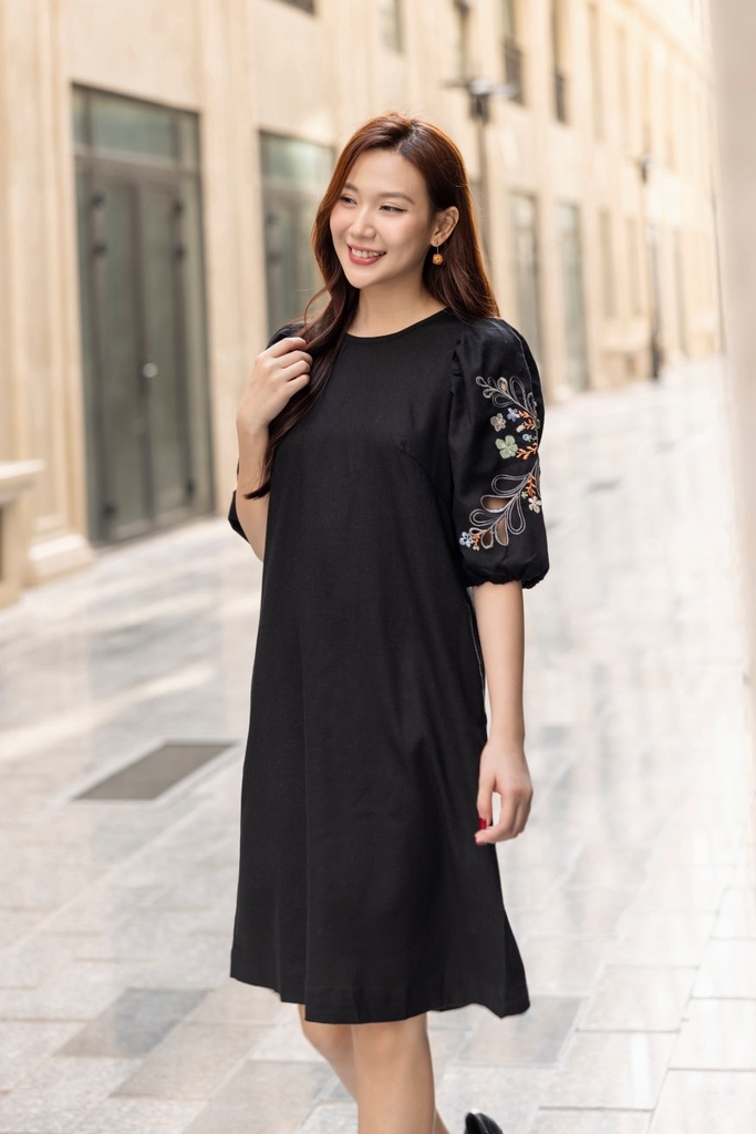 Đầm Linen Thêu 2 Bên cánh Tay Swanlake - D11725LW01