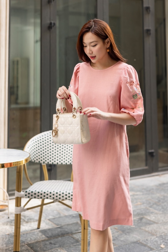 Đầm Linen Thêu 2 Bên cánh Tay Swanlake - D11725LW01
