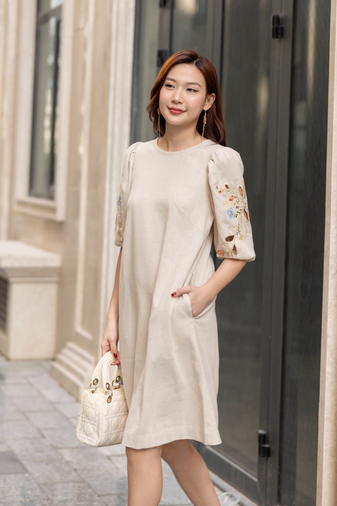 Đầm Linen Thêu 2 Bên cánh Tay Swanlake - D11725LW01