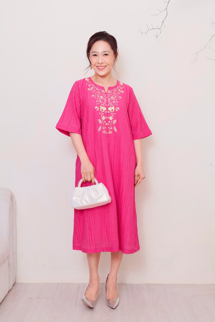 Đầm Thêu Cổ Tay Lỡ Tơ Dập Ly Swanlake - D11808LW01