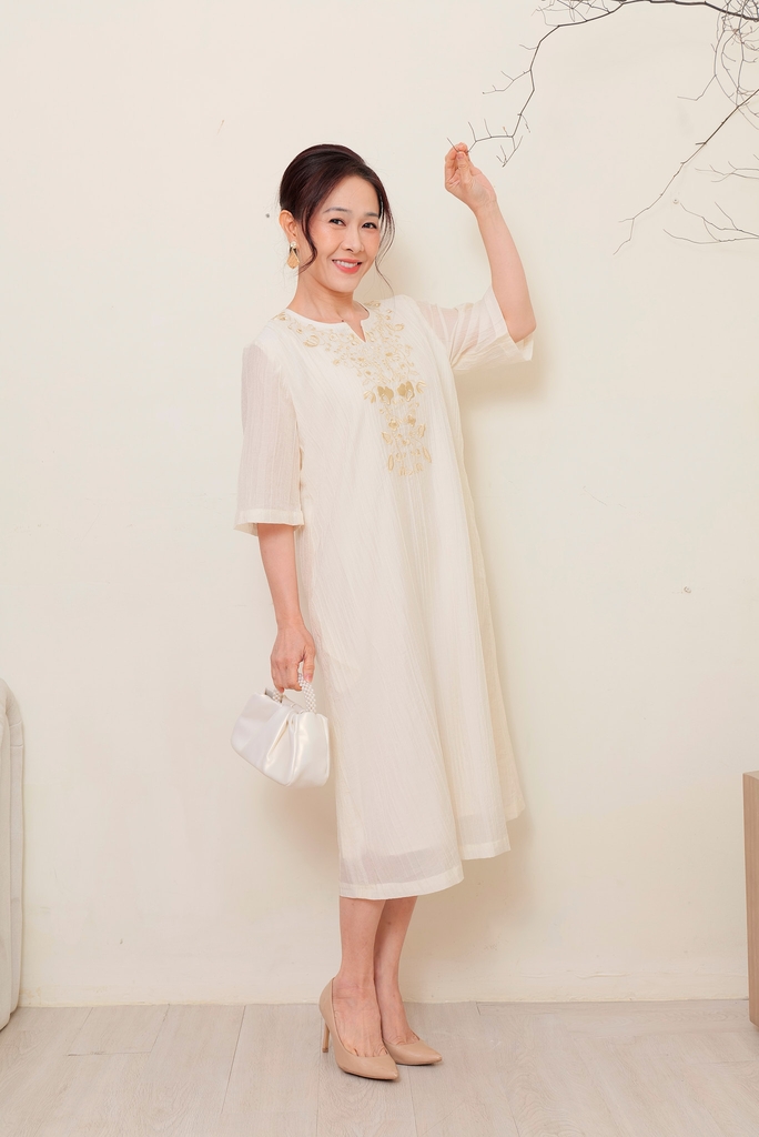 Đầm Thêu Cổ Tay Lỡ Tơ Dập Ly Swanlake - D11808LW01