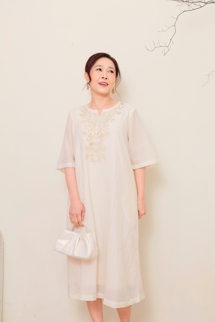 Đầm Thêu Cổ Tay Lỡ Tơ Dập Ly Swanlake - D11808LW01
