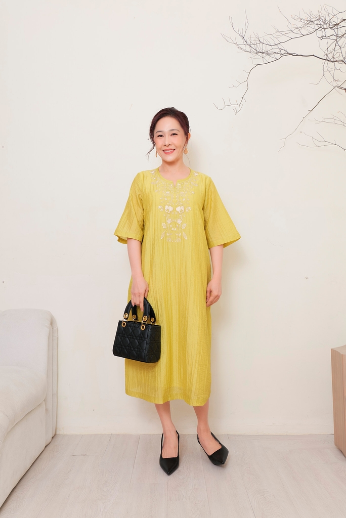 Đầm Thêu Cổ Tay Lỡ Tơ Dập Ly Swanlake - D11808LW01