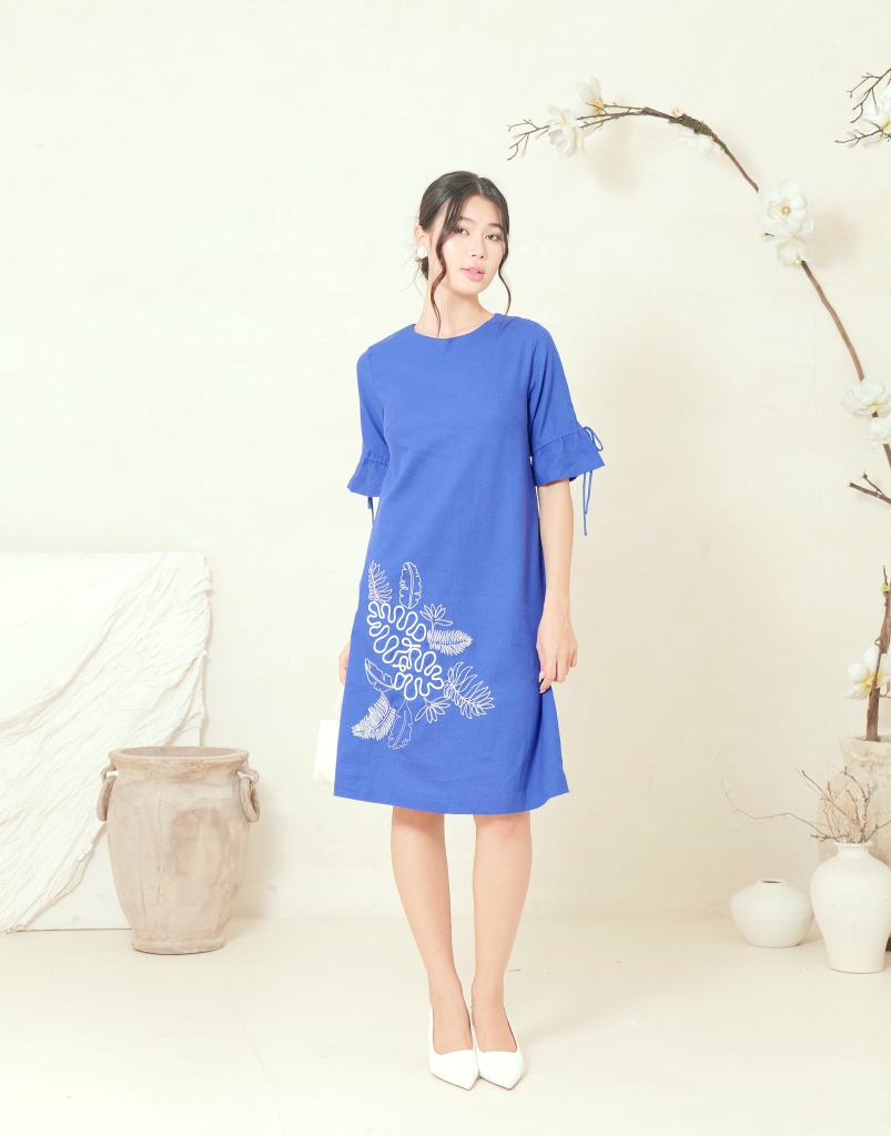 Đầm Suông Thêu Hoa Lá Thông Chạy Nét Chất Liệu Linen Swanlake - D11987LW01