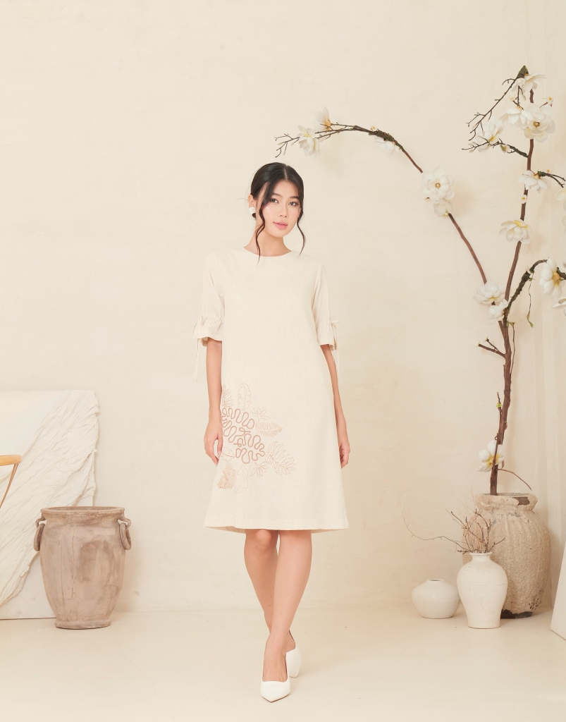 Đầm Suông Thêu Hoa Lá Thông Chạy Nét Chất Liệu Linen Swanlake - D11987LW01