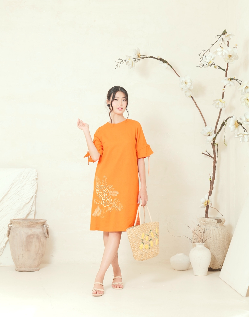 Đầm Suông Thêu Hoa Lá Thông Chạy Nét Chất Liệu Linen Swanlake - D11987LW01