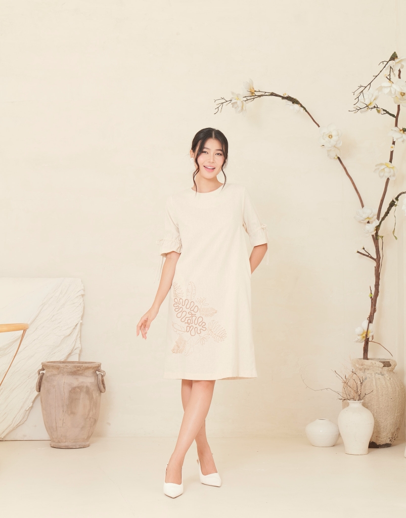 Đầm Suông Thêu Hoa Lá Thông Chạy Nét Chất Liệu Linen Swanlake - D11987LW01