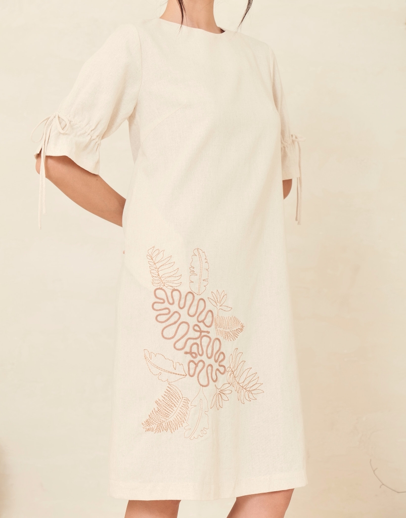 Đầm Suông Thêu Hoa Lá Thông Chạy Nét Chất Liệu Linen Swanlake - D11987LW01