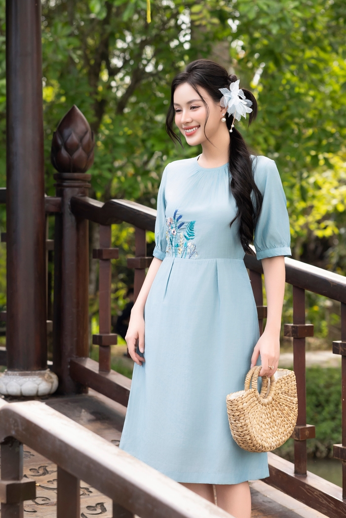 Đầm Tơ Cotton Thêu Hoa Tay Lửng Cổ Tròn Nhún Swanlake - D12042LW01