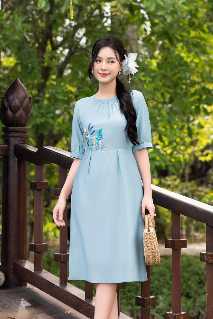 Đầm Tơ Cotton Thêu Hoa Tay Lửng Cổ Tròn Nhún Swanlake - D12042LW01