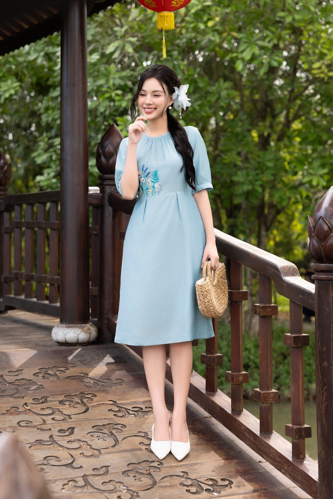 Đầm Tơ Cotton Thêu Hoa Tay Lửng Cổ Tròn Nhún Swanlake - D12042LW01
