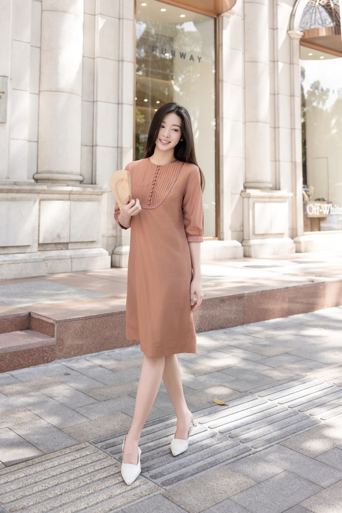 Đầm Phom Suông A Ngắn Chất Cotton Xếp Ly Trước Ngực - D12112LW01