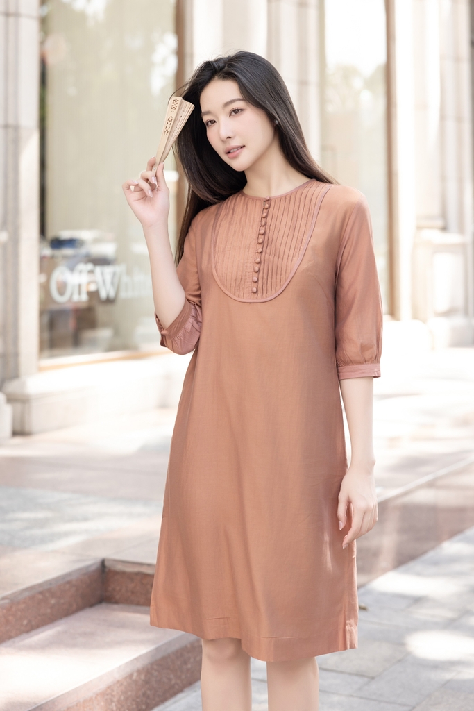 Đầm Phom Suông A Ngắn Chất Cotton Xếp Ly Trước Ngực - D12112LW01