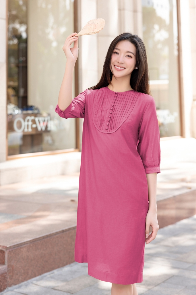 Đầm Phom Suông A Ngắn Chất Cotton Xếp Ly Trước Ngực - D12112LW01