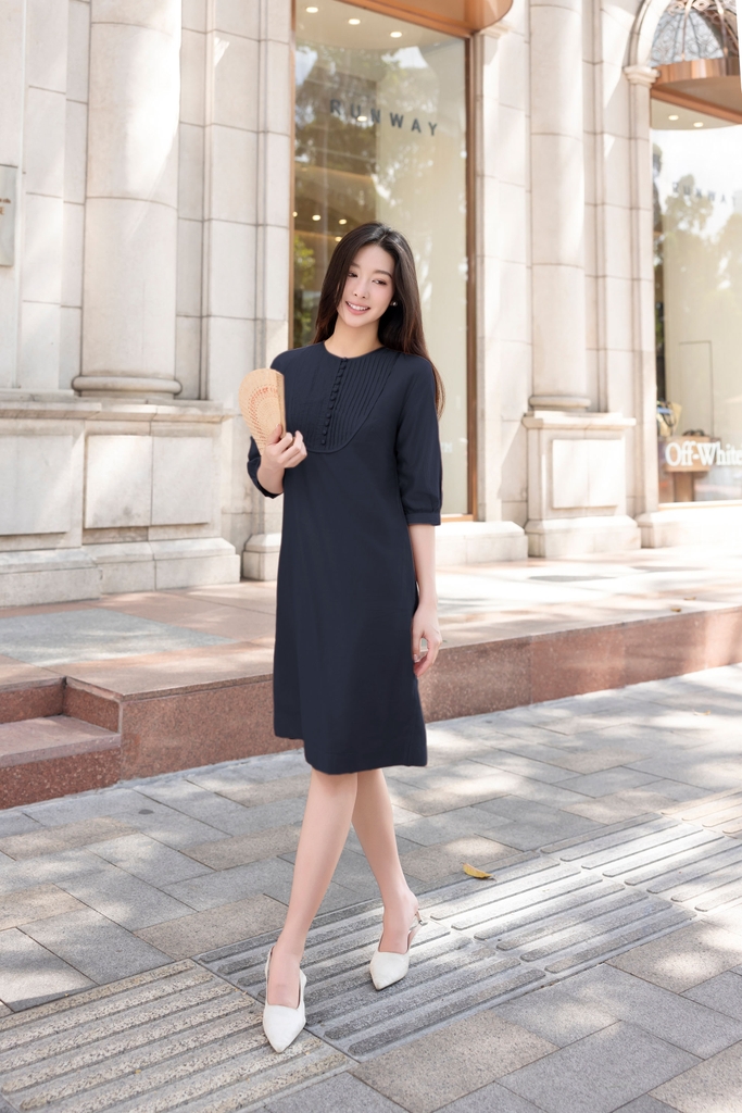 Đầm Phom Suông A Ngắn Chất Cotton Xếp Ly Trước Ngực - D12112LW01