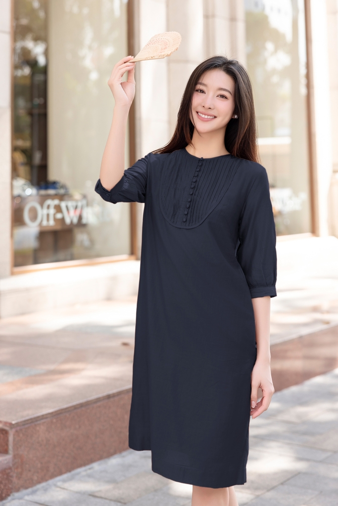 Đầm Phom Suông A Ngắn Chất Cotton Xếp Ly Trước Ngực - D12112LW01