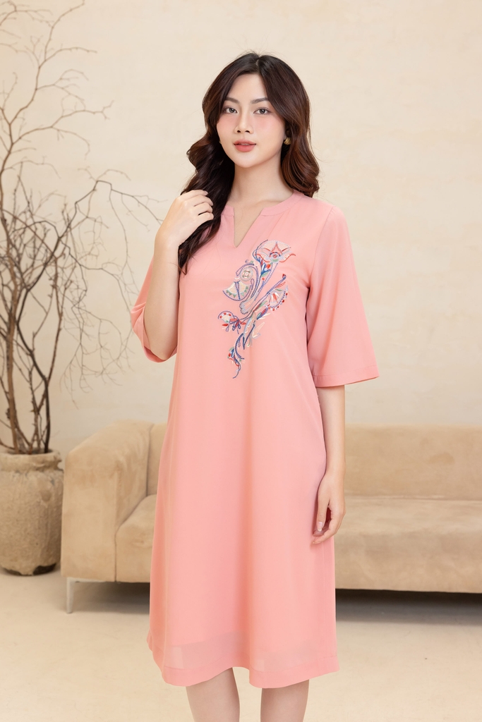M-Collection - Đầm Suông Thêu Chất Liệu Vải Chiffon Lót Lụa Hàn - D12138LW01