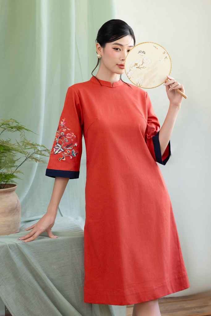 Đầm Linen Thêu Hai Cánh Tay Phom A Dài Ngang Gối Cổ Tàu Cam - D12158LW01