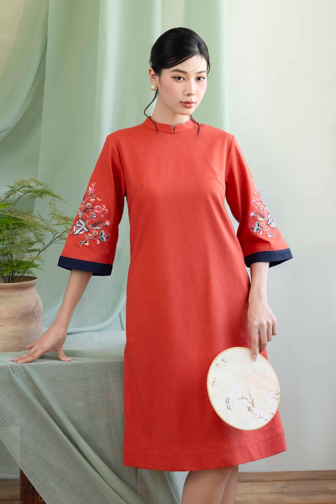 Đầm Linen Thêu Hai Cánh Tay Phom A Dài Ngang Gối Cổ Tàu Cam - D12158LW01