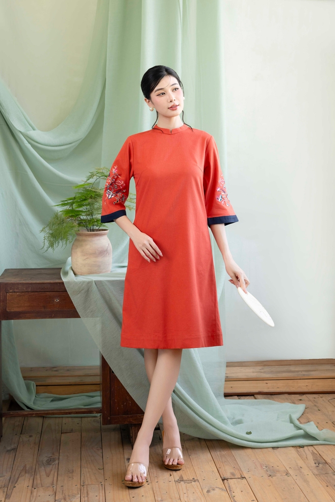 Đầm Linen Thêu Hai Cánh Tay Phom A Dài Ngang Gối Cổ Tàu Cam - D12158LW01