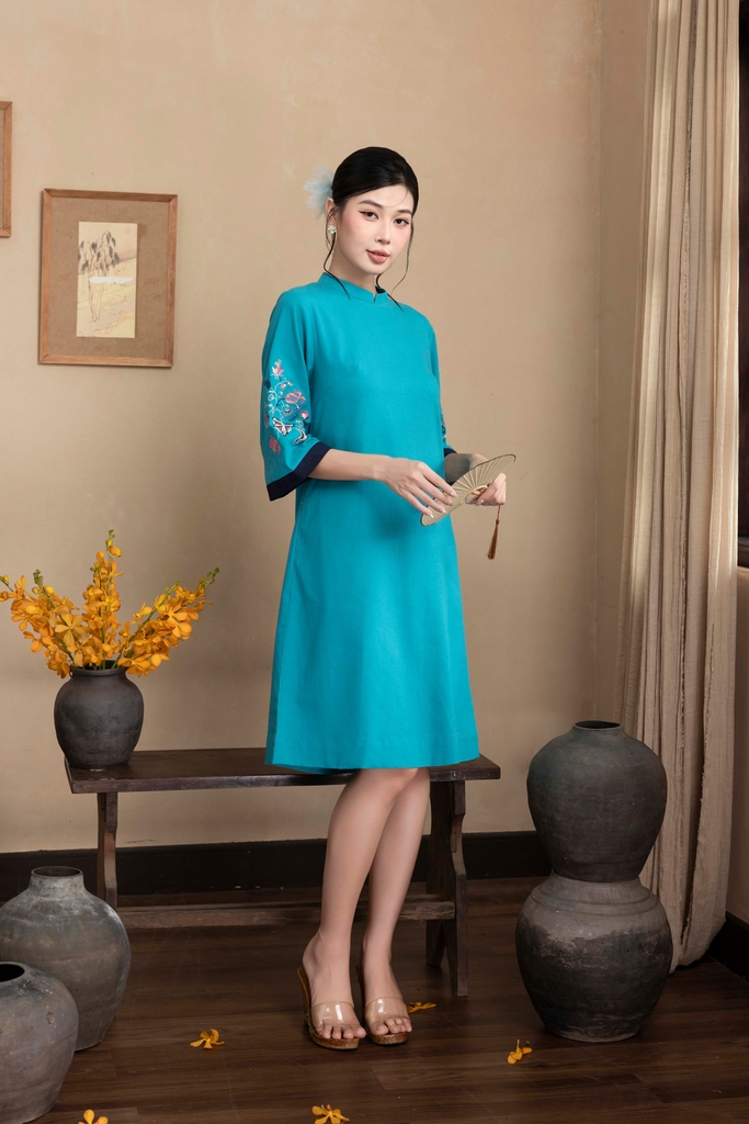 SWANLAKE | Váy Đầm Phom A Cổ Trụ Tay Lỡ Vải Linen Thêu Hai Cánh Tay Đi Tết Đi Chơi - D12158LW01