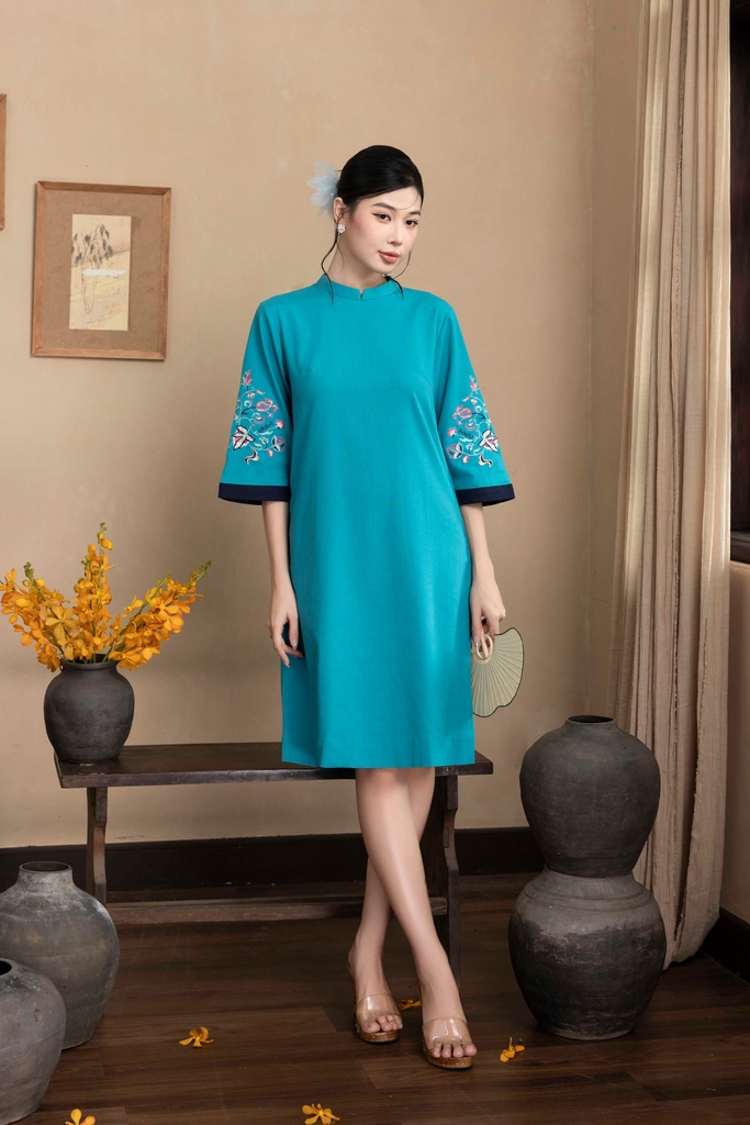 SWANLAKE | Váy Đầm Phom A Cổ Trụ Tay Lỡ Vải Linen Thêu Hai Cánh Tay Đi Tết Đi Chơi - D12158LW01