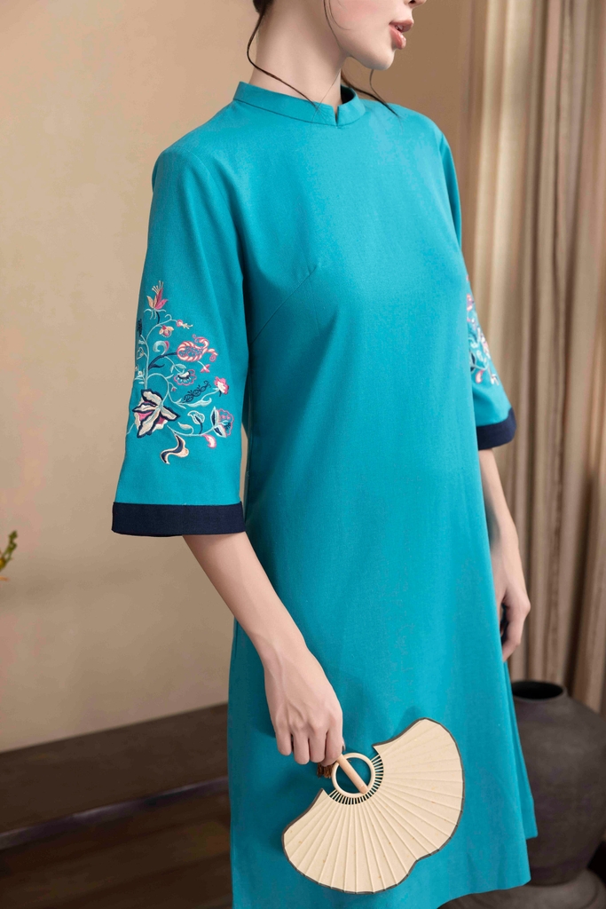 SWANLAKE | Váy Đầm Phom A Cổ Trụ Tay Lỡ Vải Linen Thêu Hai Cánh Tay Đi Tết Đi Chơi - D12158LW01