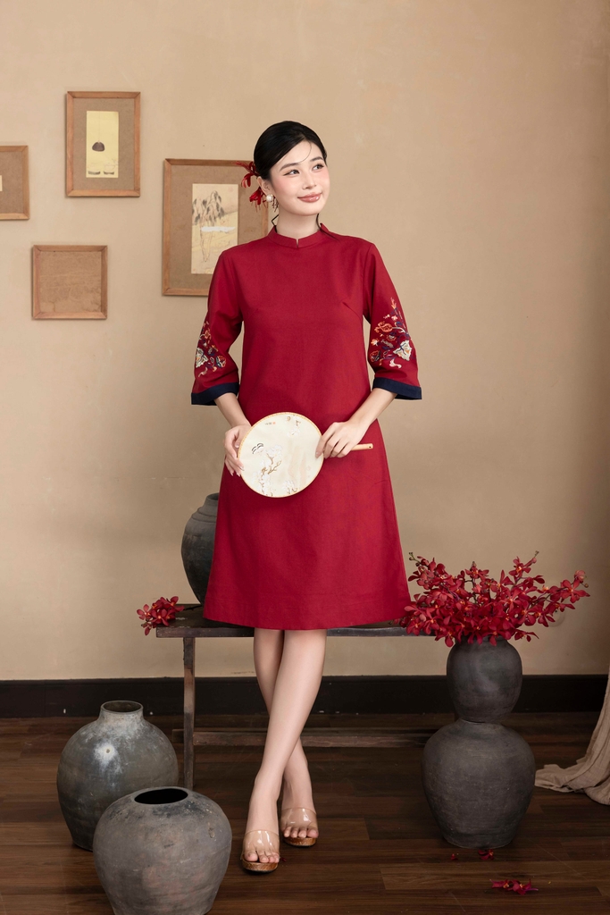 SWANLAKE | Váy Đầm Phom A Cổ Trụ Tay Lỡ Vải Linen Thêu Hai Cánh Tay Đi Tết Đi Chơi - D12158LW01