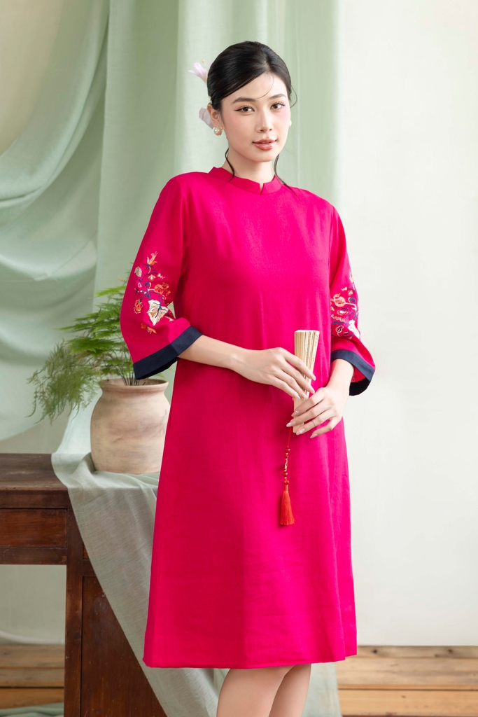 Đầm Linen Thêu Hai Cánh Tay Phom A Dài Ngang Gối Cổ Tàu Cam - D12158LW01