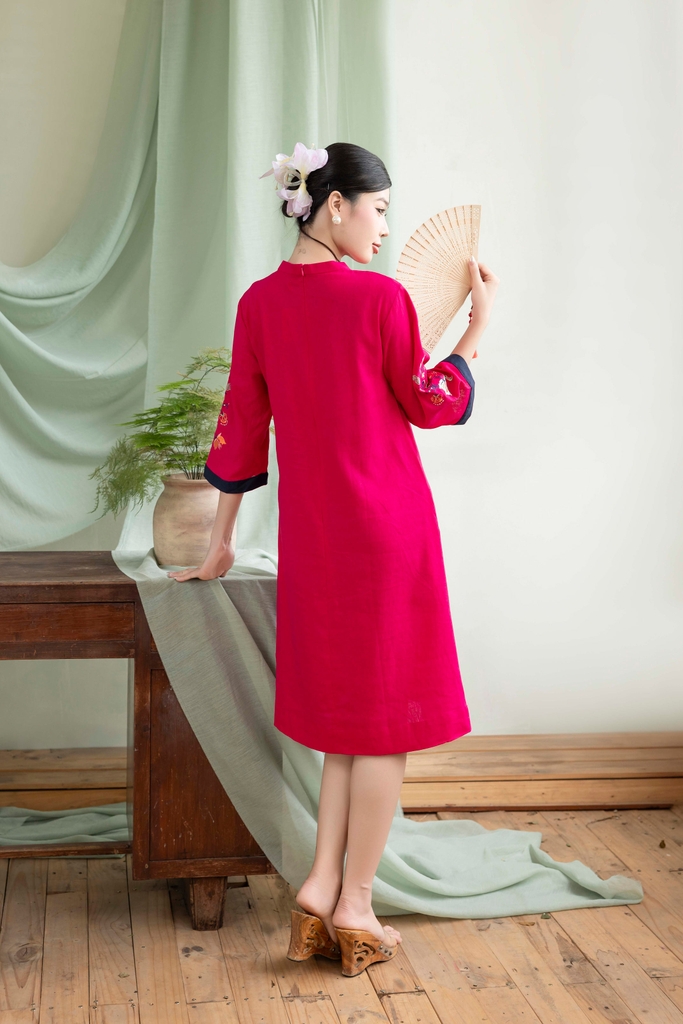 Đầm Linen Thêu Hai Cánh Tay Phom A Dài Ngang Gối Cổ Tàu Cam - D12158LW01