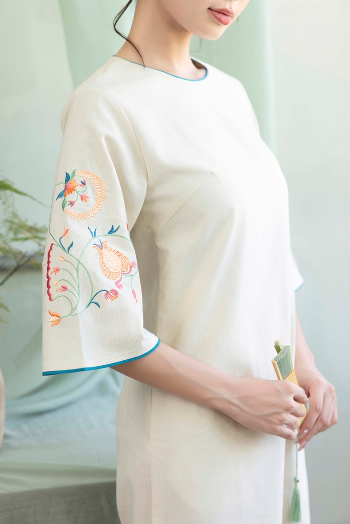 Đầm Phom Suông A Linen Thêu Hai Cánh Tay Viền Cổ Tròn - D12211LW01