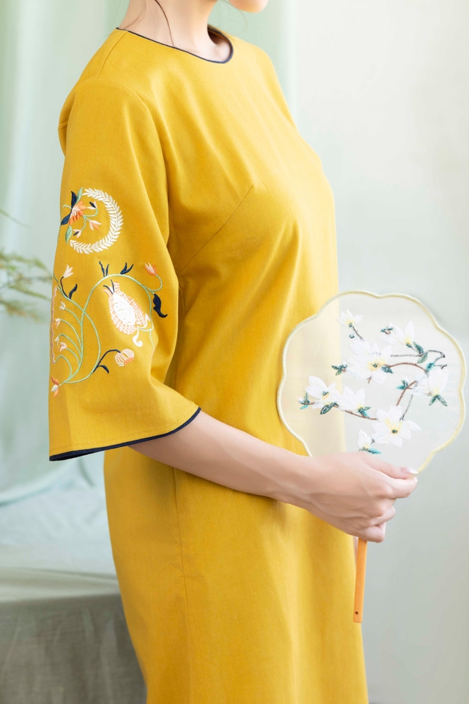 Đầm Phom Suông A Linen Thêu Hai Cánh Tay Viền Cổ Tròn - D12211LW01