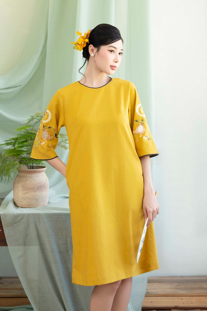 Đầm Phom Suông A Linen Thêu Hai Cánh Tay Viền Cổ Tròn - D12211LW01