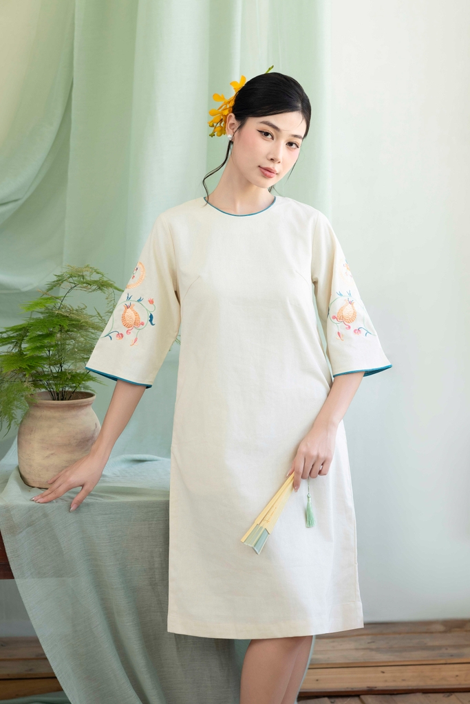 Đầm Phom Suông A Linen Thêu Hai Cánh Tay Viền Cổ Tròn - D12211LW01